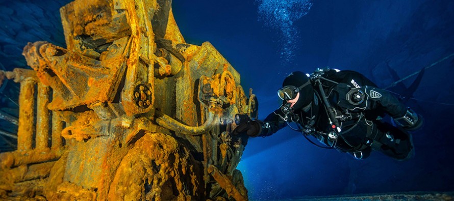 Unterwasserfotograf Björn Dorstewitz erkundet Höhlen mit der Kamera
