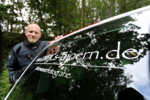 Fotograf an Bord: Auf der Heckscheibe des Wagens von Björn Dorstewitz prangt der Name seiner Website. (Foto: Tobias Appelt)